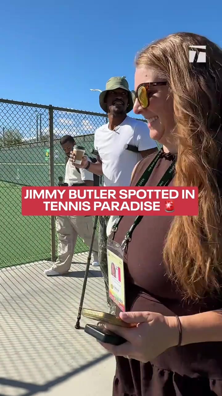 开云下载-术后26天！巴特勒拄双拐亮相网球场 手持咖啡 拥抱好友兹维列夫