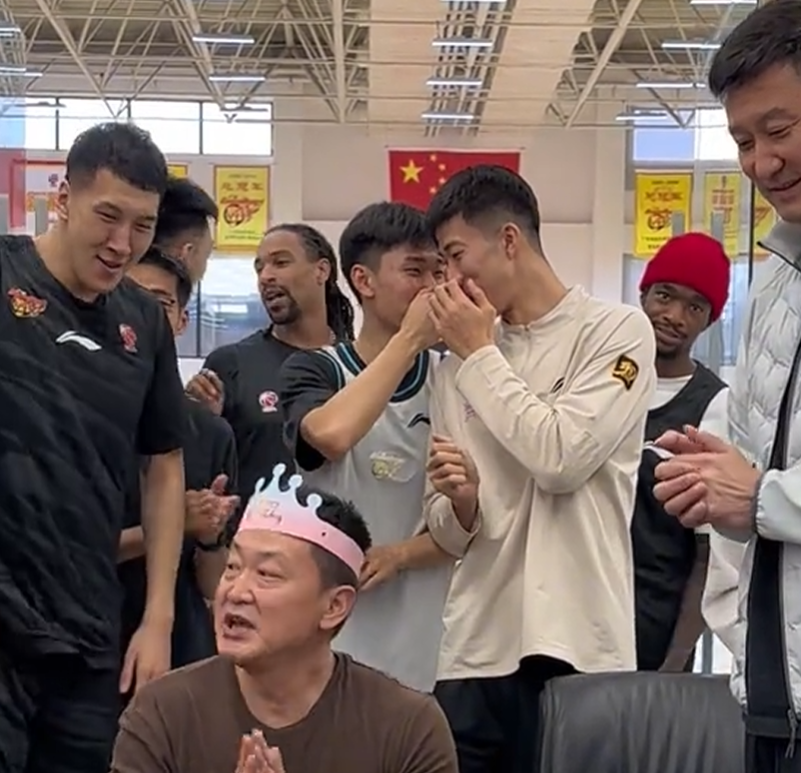 开云体育下载-广东为领队庆生！杜锋讲话并获高待遇，全员用力按蛋糕，奎因太坏